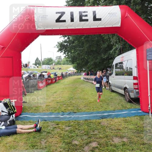 21.06.2025 - 27. Vierlanden-Triathlon MichiJ http://msf.ph/oto/8046848 15.06.2026 14:07:01 Ziel 900 meine-sportfotos.de