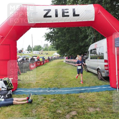 21.06.2025 - 27. Vierlanden-Triathlon MichiJ http://msf.ph/oto/8046852 15.06.2026 14:07:02 Ziel 900 meine-sportfotos.de