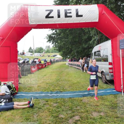 21.06.2025 - 27. Vierlanden-Triathlon MichiJ http://msf.ph/oto/8046865 15.06.2026 14:07:02 Ziel 900 meine-sportfotos.de