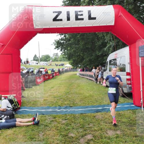 21.06.2025 - 27. Vierlanden-Triathlon MichiJ http://msf.ph/oto/8046869 15.06.2026 14:07:03 Ziel 900 meine-sportfotos.de