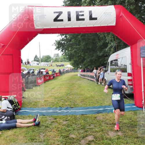 21.06.2025 - 27. Vierlanden-Triathlon MichiJ http://msf.ph/oto/8046871 15.06.2026 14:07:03 Ziel 900 meine-sportfotos.de