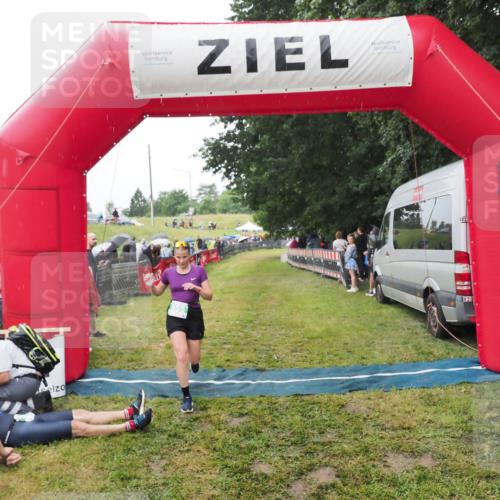21.06.2025 - 27. Vierlanden-Triathlon MichiJ http://msf.ph/oto/8046886 15.06.2026 14:07:32 Ziel 955 meine-sportfotos.de