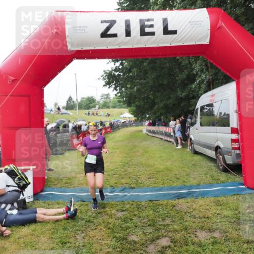 21.06.2025 - 27. Vierlanden-Triathlon MichiJ http://msf.ph/oto/8046887 15.06.2026 14:07:32 Ziel 955 meine-sportfotos.de