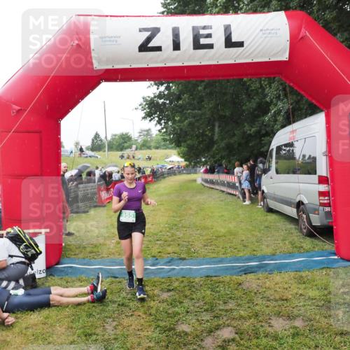 21.06.2025 - 27. Vierlanden-Triathlon MichiJ http://msf.ph/oto/8046889 15.06.2026 14:07:32 Ziel 955 meine-sportfotos.de