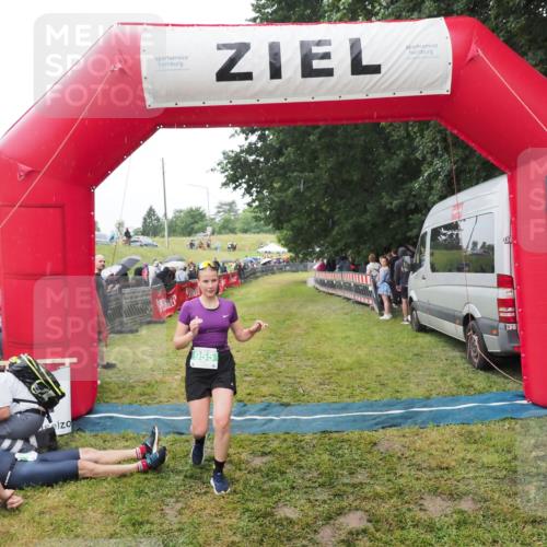 21.06.2025 - 27. Vierlanden-Triathlon MichiJ http://msf.ph/oto/8046893 15.06.2026 14:07:32 Ziel 955 meine-sportfotos.de