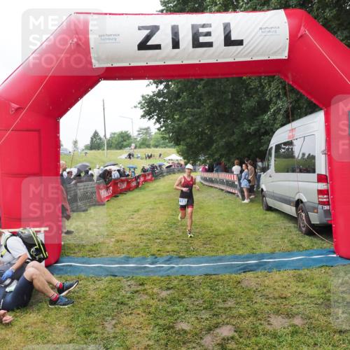 21.06.2025 - 27. Vierlanden-Triathlon MichiJ http://msf.ph/oto/8046895 15.06.2026 14:08:02 Ziel 1183 meine-sportfotos.de