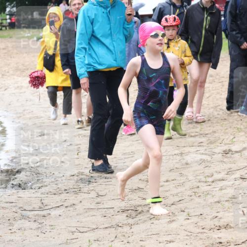 21.06.2025 - 27. Vierlanden-Triathlon Lena Gebhardt http://msf.ph/oto/8046902 15.06.2025 15:02:13 Schwimmen  meine-sportfotos.de