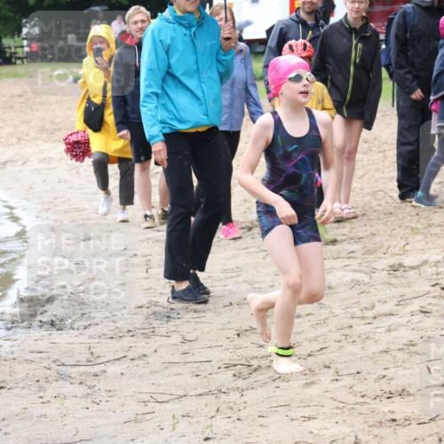 21.06.2025 - 27. Vierlanden-Triathlon Lena Gebhardt http://msf.ph/oto/8046906 15.06.2025 15:02:13 Schwimmen  meine-sportfotos.de