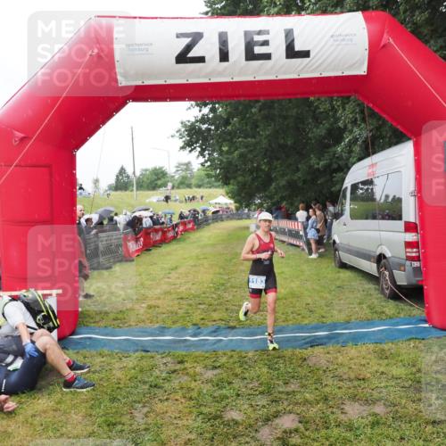 21.06.2025 - 27. Vierlanden-Triathlon MichiJ http://msf.ph/oto/8046907 15.06.2026 14:08:03 Ziel 1183 meine-sportfotos.de