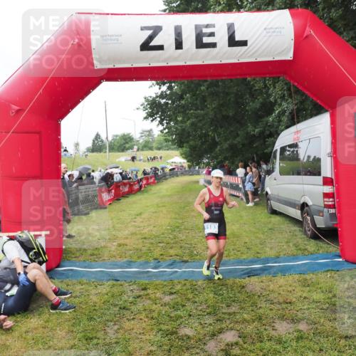 21.06.2025 - 27. Vierlanden-Triathlon MichiJ http://msf.ph/oto/8046909 15.06.2026 14:08:03 Ziel 1183 meine-sportfotos.de