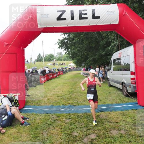 21.06.2025 - 27. Vierlanden-Triathlon MichiJ http://msf.ph/oto/8046913 15.06.2026 14:08:03 Ziel 1183 meine-sportfotos.de