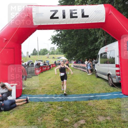 21.06.2025 - 27. Vierlanden-Triathlon MichiJ http://msf.ph/oto/8046925 15.06.2026 14:09:06 Ziel 218, 1180, 1230 meine-sportfotos.de