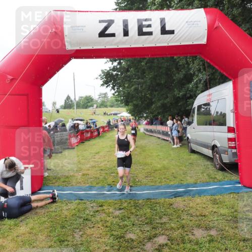 21.06.2025 - 27. Vierlanden-Triathlon MichiJ http://msf.ph/oto/8046929 15.06.2026 14:09:06 Ziel 218, 1180, 1230 meine-sportfotos.de