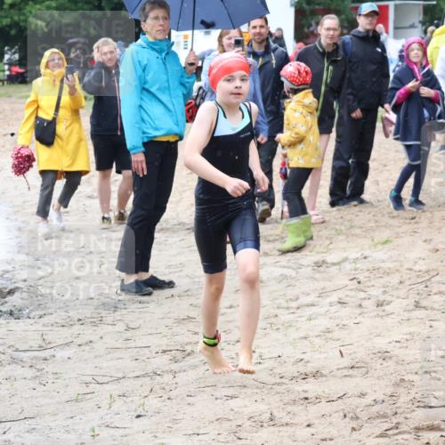 21.06.2025 - 27. Vierlanden-Triathlon Lena Gebhardt http://msf.ph/oto/8046930 15.06.2025 15:02:14 Schwimmen  meine-sportfotos.de