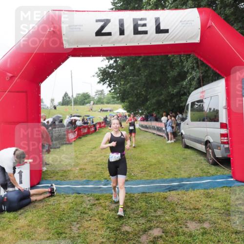 21.06.2025 - 27. Vierlanden-Triathlon MichiJ http://msf.ph/oto/8046936 15.06.2026 14:09:07 Ziel 218, 1180, 1230 meine-sportfotos.de