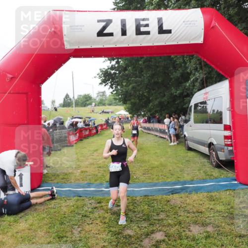 21.06.2025 - 27. Vierlanden-Triathlon MichiJ http://msf.ph/oto/8046938 15.06.2026 14:09:07 Ziel 218, 1180, 1230 meine-sportfotos.de