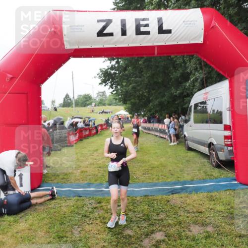 21.06.2025 - 27. Vierlanden-Triathlon MichiJ http://msf.ph/oto/8046940 15.06.2026 14:09:07 Ziel 218, 1180, 1230 meine-sportfotos.de