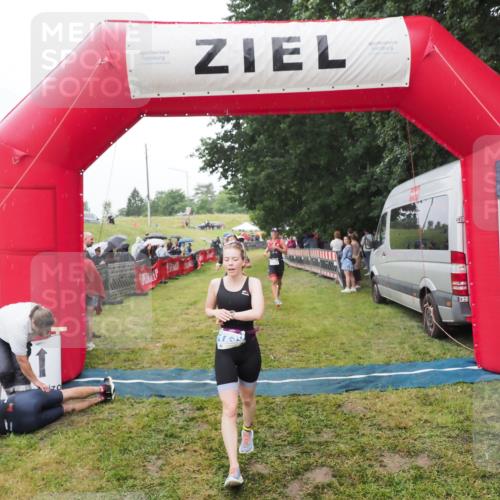21.06.2025 - 27. Vierlanden-Triathlon MichiJ http://msf.ph/oto/8046942 15.06.2026 14:09:07 Ziel 218, 1180, 1230 meine-sportfotos.de