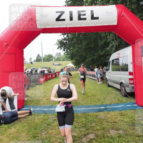 21.06.2025 - 27. Vierlanden-Triathlon MichiJ http://msf.ph/oto/8046951 15.06.2026 14:09:08 Ziel 218, 1180, 1230 meine-sportfotos.de