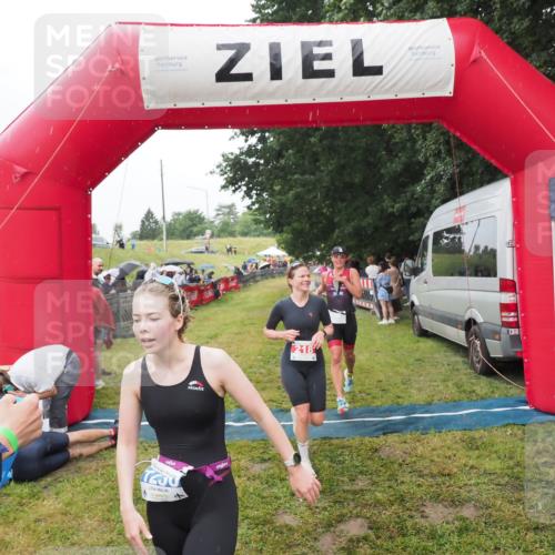 21.06.2025 - 27. Vierlanden-Triathlon MichiJ http://msf.ph/oto/8046962 15.06.2026 14:09:09 Ziel 218, 1180, 1230 meine-sportfotos.de