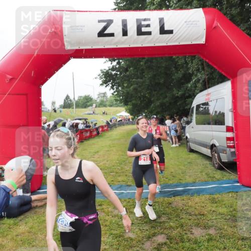 21.06.2025 - 27. Vierlanden-Triathlon MichiJ http://msf.ph/oto/8046964 15.06.2026 14:09:09 Ziel 218, 1180, 1230 meine-sportfotos.de