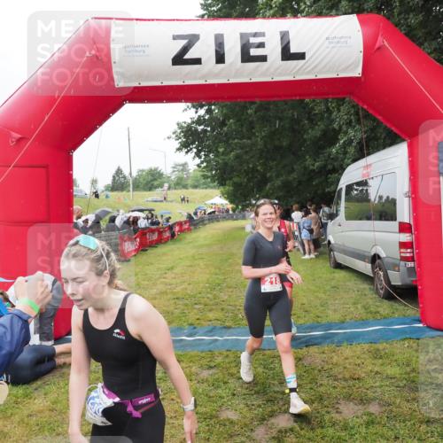 21.06.2025 - 27. Vierlanden-Triathlon MichiJ http://msf.ph/oto/8046966 15.06.2026 14:09:09 Ziel 218, 1180, 1230 meine-sportfotos.de