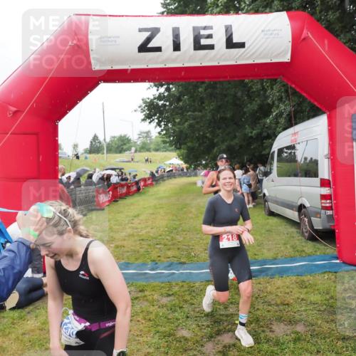 21.06.2025 - 27. Vierlanden-Triathlon MichiJ http://msf.ph/oto/8046968 15.06.2026 14:09:09 Ziel 218, 1180, 1230 meine-sportfotos.de