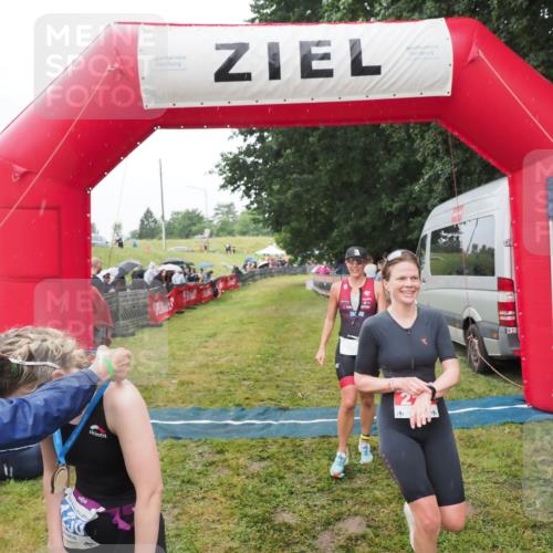 21.06.2025 - 27. Vierlanden-Triathlon MichiJ http://msf.ph/oto/8046972 15.06.2026 14:09:09 Ziel 218, 1180, 1230 meine-sportfotos.de