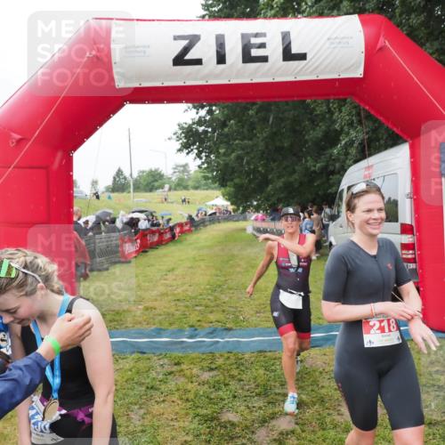 21.06.2025 - 27. Vierlanden-Triathlon MichiJ http://msf.ph/oto/8046976 15.06.2026 14:09:10 Ziel 218, 1180, 1230 meine-sportfotos.de