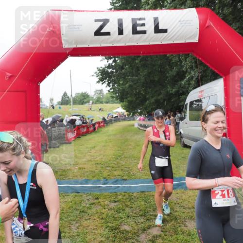 21.06.2025 - 27. Vierlanden-Triathlon MichiJ http://msf.ph/oto/8046979 15.06.2026 14:09:10 Ziel 218, 1180, 1230 meine-sportfotos.de