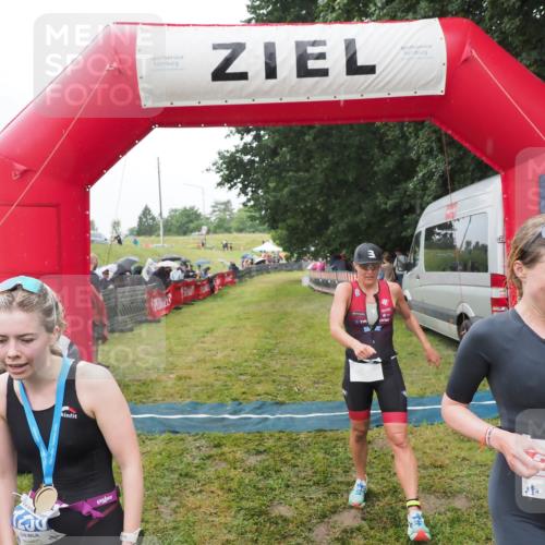 21.06.2025 - 27. Vierlanden-Triathlon MichiJ http://msf.ph/oto/8046983 15.06.2026 14:09:10 Ziel 218, 1180, 1230 meine-sportfotos.de