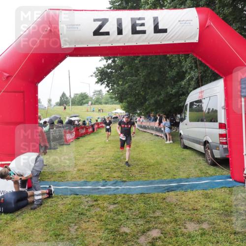 21.06.2025 - 27. Vierlanden-Triathlon MichiJ http://msf.ph/oto/8046985 15.06.2026 14:09:24 Ziel 1133, 1222 meine-sportfotos.de