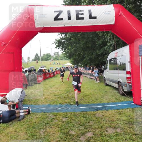 21.06.2025 - 27. Vierlanden-Triathlon MichiJ http://msf.ph/oto/8046991 15.06.2026 14:09:24 Ziel 1133, 1222 meine-sportfotos.de