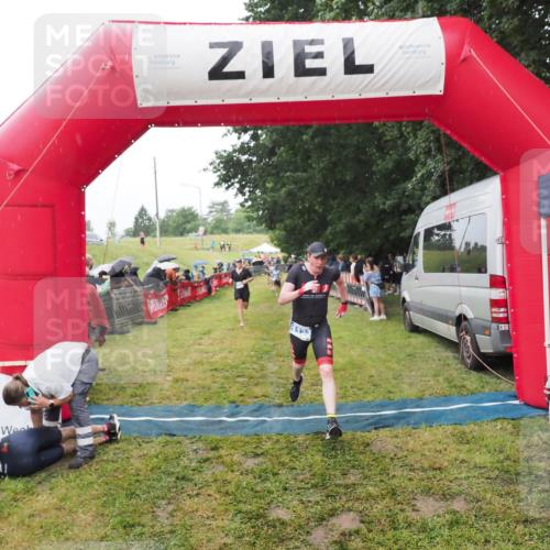 21.06.2025 - 27. Vierlanden-Triathlon MichiJ http://msf.ph/oto/8046995 15.06.2026 14:09:24 Ziel 1133, 1222 meine-sportfotos.de
