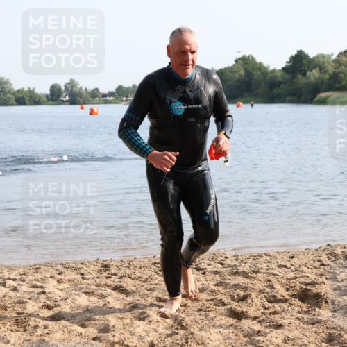 15.06.2025 - 27. Vierlanden-Triathlon Lena Gebhardt http://msf.ph/oto/8047007 15.06.2025 08:44:20 Schwimmen 130, 173, 174 meine-sportfotos.de