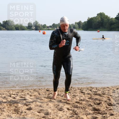 15.06.2025 - 27. Vierlanden-Triathlon Lena Gebhardt http://msf.ph/oto/8047087 15.06.2025 08:44:53 Schwimmen 81, 160 meine-sportfotos.de