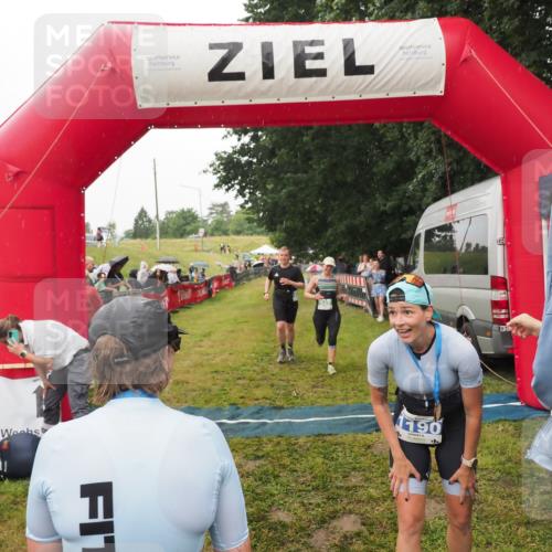 21.06.2025 - 27. Vierlanden-Triathlon MichiJ http://msf.ph/oto/8047088 15.06.2026 14:09:35 Ziel 687, 942, 1190, 1191 meine-sportfotos.de