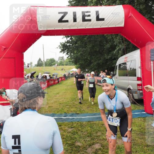 21.06.2025 - 27. Vierlanden-Triathlon MichiJ http://msf.ph/oto/8047090 15.06.2026 14:09:35 Ziel 687, 942, 1190, 1191 meine-sportfotos.de