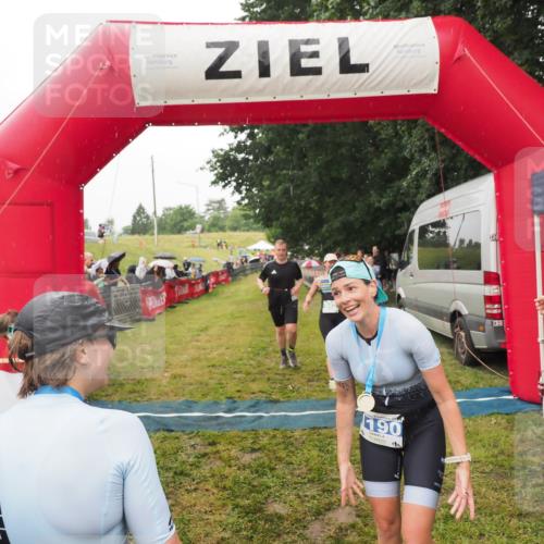 21.06.2025 - 27. Vierlanden-Triathlon MichiJ http://msf.ph/oto/8047094 15.06.2026 14:09:35 Ziel 687, 942, 1190, 1191 meine-sportfotos.de