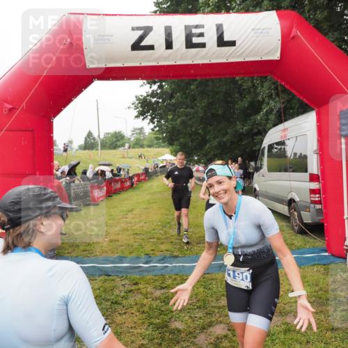 21.06.2025 - 27. Vierlanden-Triathlon MichiJ http://msf.ph/oto/8047097 15.06.2026 14:09:35 Ziel 687, 942, 1190, 1191 meine-sportfotos.de