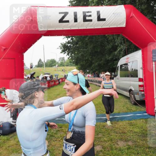 21.06.2025 - 27. Vierlanden-Triathlon MichiJ http://msf.ph/oto/8047105 15.06.2026 14:09:36 Ziel 687, 942, 1190, 1191 meine-sportfotos.de
