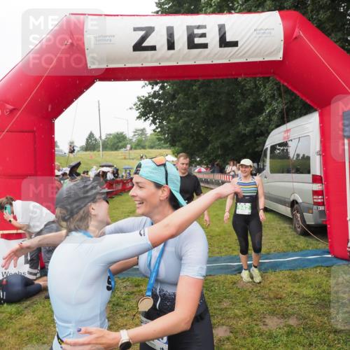 21.06.2025 - 27. Vierlanden-Triathlon MichiJ http://msf.ph/oto/8047107 15.06.2026 14:09:36 Ziel 687, 942, 1190, 1191 meine-sportfotos.de