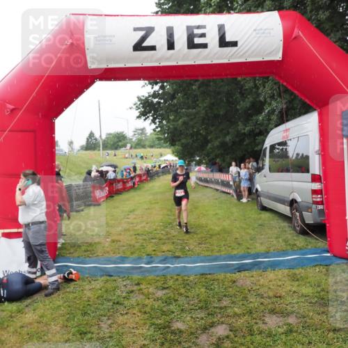 21.06.2025 - 27. Vierlanden-Triathlon MichiJ http://msf.ph/oto/8047109 15.06.2026 14:09:54 Ziel 223, 1166 meine-sportfotos.de