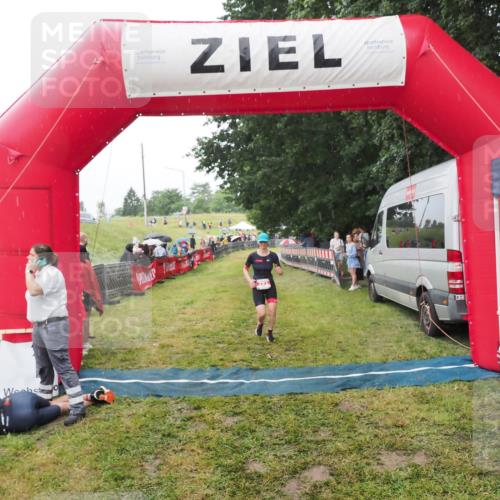 21.06.2025 - 27. Vierlanden-Triathlon MichiJ http://msf.ph/oto/8047113 15.06.2026 14:09:55 Ziel 223, 1166 meine-sportfotos.de