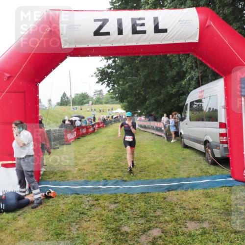 21.06.2025 - 27. Vierlanden-Triathlon MichiJ http://msf.ph/oto/8047115 15.06.2026 14:09:55 Ziel 223, 1166 meine-sportfotos.de