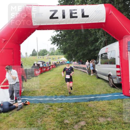 21.06.2025 - 27. Vierlanden-Triathlon MichiJ http://msf.ph/oto/8047120 15.06.2026 14:09:55 Ziel 223, 1166 meine-sportfotos.de