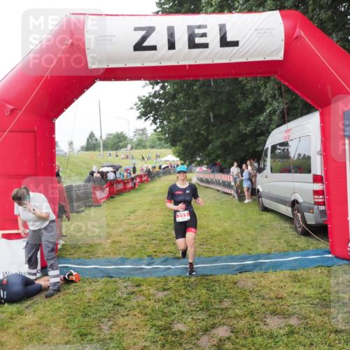 21.06.2025 - 27. Vierlanden-Triathlon MichiJ http://msf.ph/oto/8047126 15.06.2026 14:09:55 Ziel 223, 1166 meine-sportfotos.de