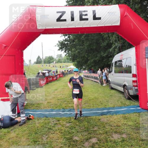 21.06.2025 - 27. Vierlanden-Triathlon MichiJ http://msf.ph/oto/8047128 15.06.2026 14:09:56 Ziel 223 meine-sportfotos.de