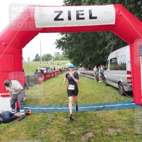 21.06.2025 - 27. Vierlanden-Triathlon MichiJ http://msf.ph/oto/8047130 15.06.2026 14:09:56 Ziel 223 meine-sportfotos.de