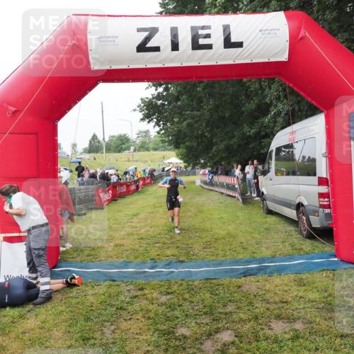21.06.2025 - 27. Vierlanden-Triathlon MichiJ http://msf.ph/oto/8047134 15.06.2026 14:10:16 Ziel 219 meine-sportfotos.de